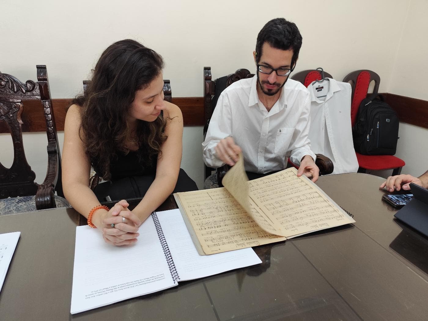 Coristas lendo partitura de canto gregoriano