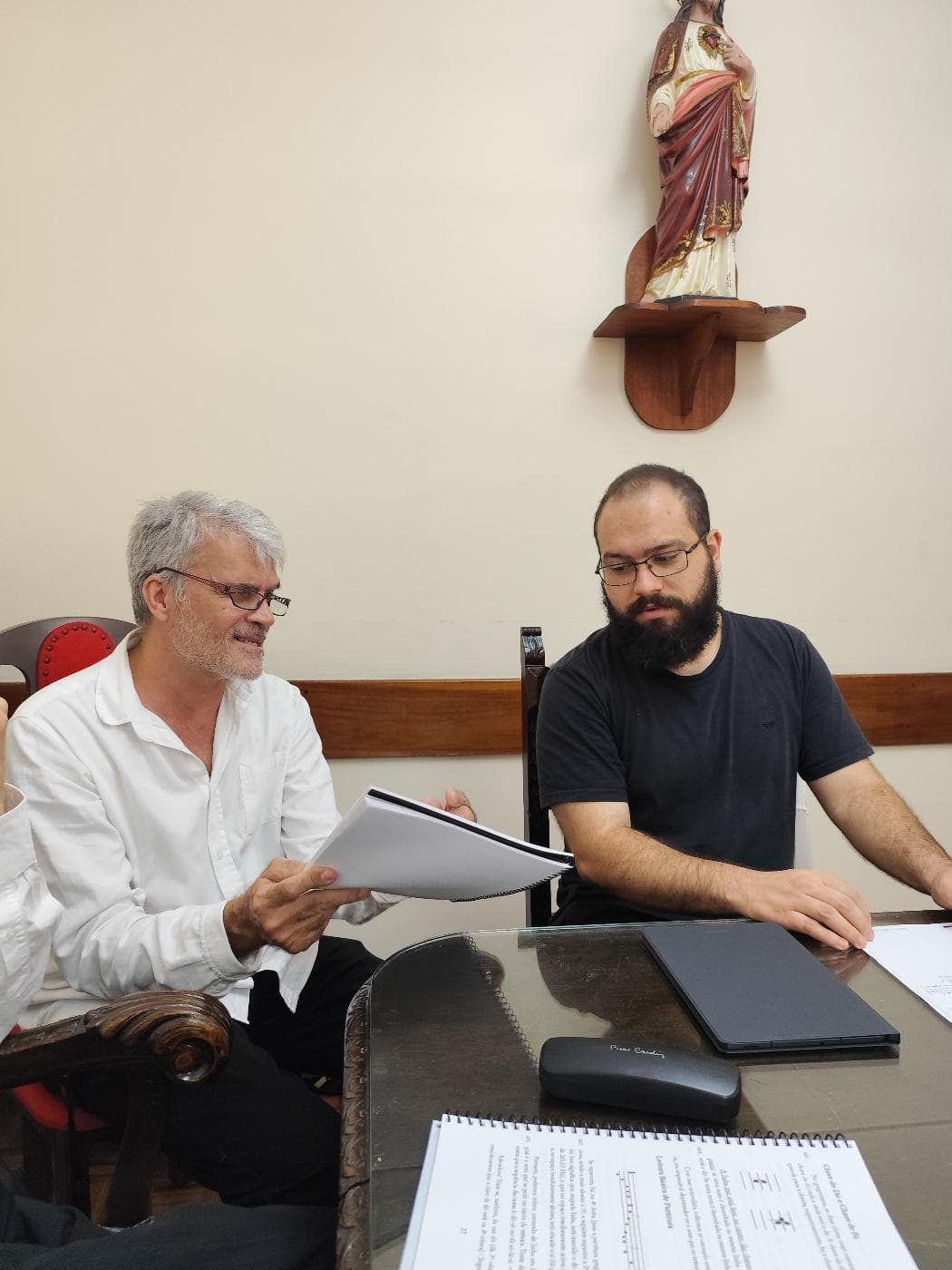Coro cantando junto ao órgão