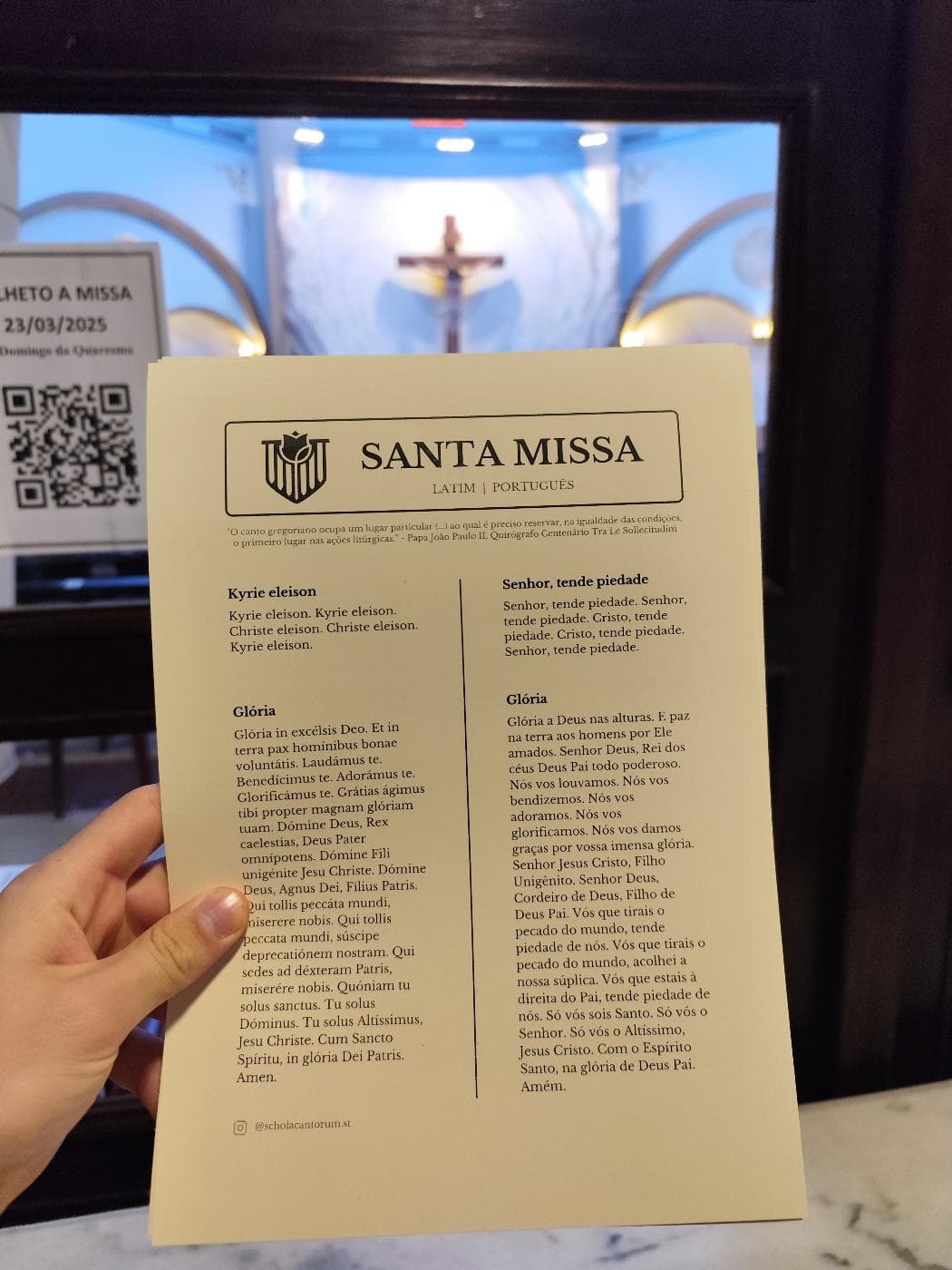 Coro ensaiando em sala de aula