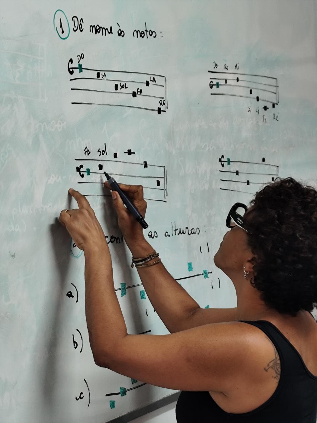 Professor ensinando notação musical