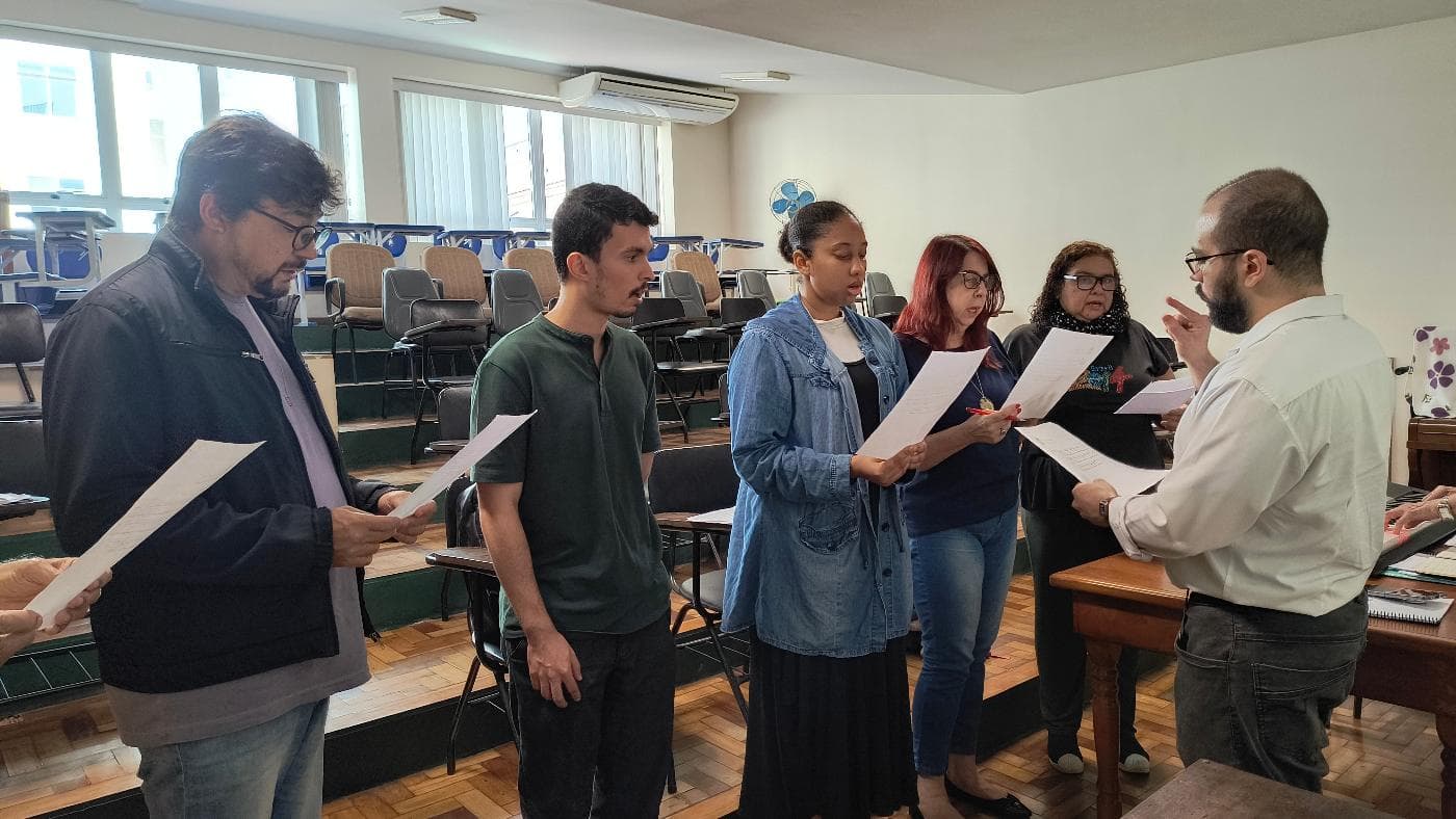 Conversa entre membros da Schola